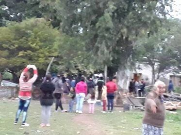 Vecinos exigiendo justicia por el presunto abuso de una menor. (Prensa Libre SN)