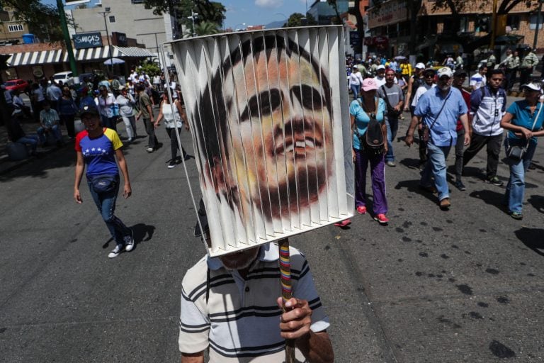 Seguidores del jefe del Parlamento venezolano, Juan Guaidó, escuchan su discurso este lunes, después de que regresara de una gira por Suramérica, en el barrio Las Mercedes, en Caracas. (Foto: EFE/ Rayner Peña)