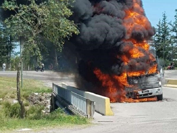 Un camión se prendió fuego en una avenida puntana.