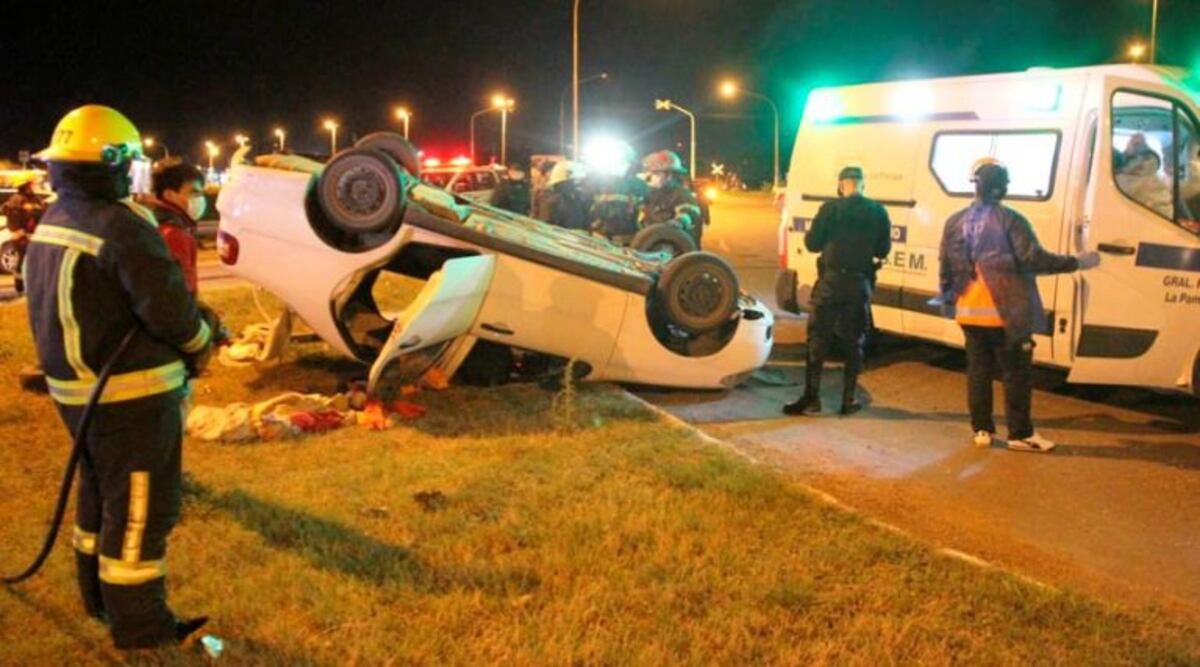 Vuelco de un automóvil en la rotonda del Aeroplano en General Pico