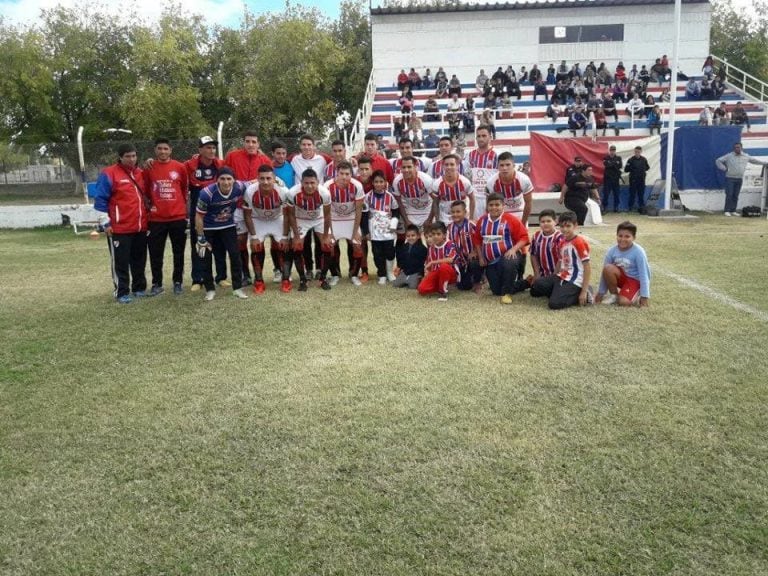 Ian con el equipo de la Primera de Peñarol.