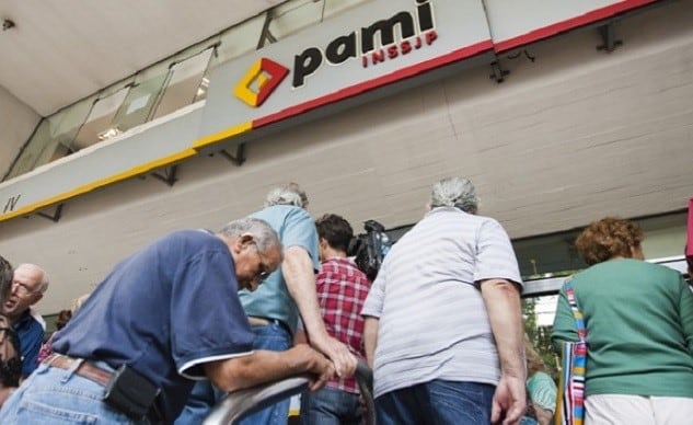 Jubilados mendocinos hace siete días que no reciben pañales.