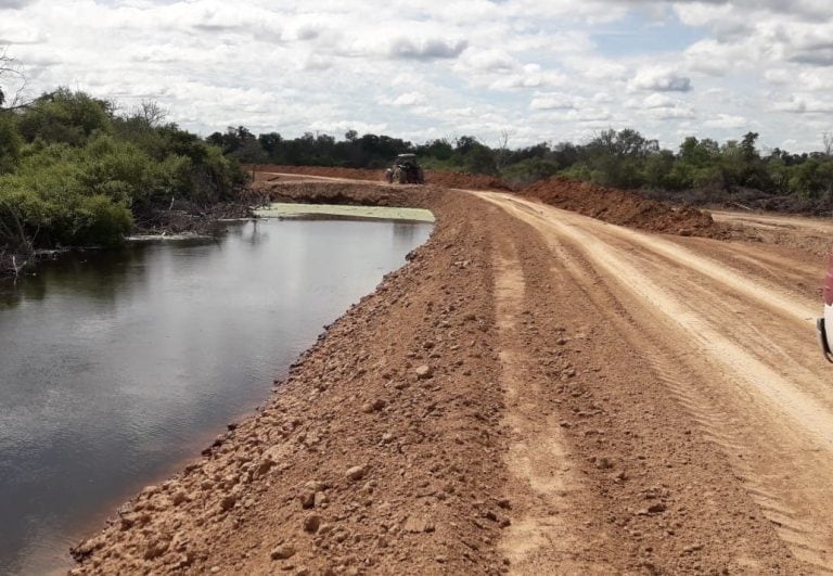 Desde la provincia de Formosa se trabaja fuertemente en acciones tendientes a reforzar las defensas en las zonas críticas en el oeste formoseño ante la crecida del Pilcomayo. (Foto: Subsecretaría de Prensa de Formosa)