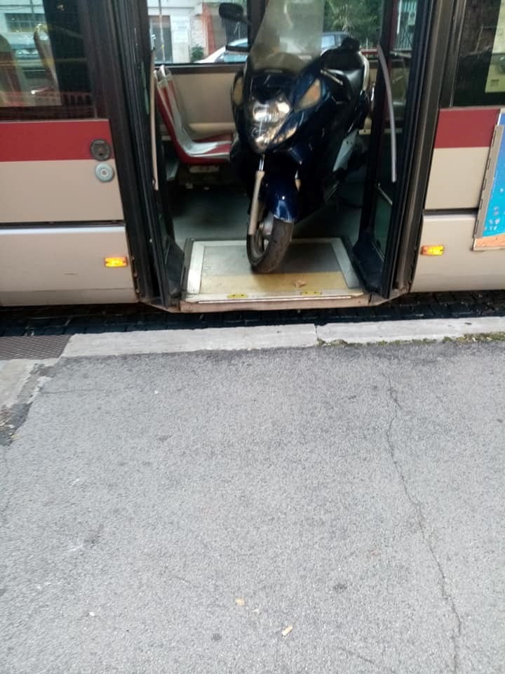 El indignante motivo por el cual un chofer italiano hizo bajar a todos los pasajeros de un colectivo