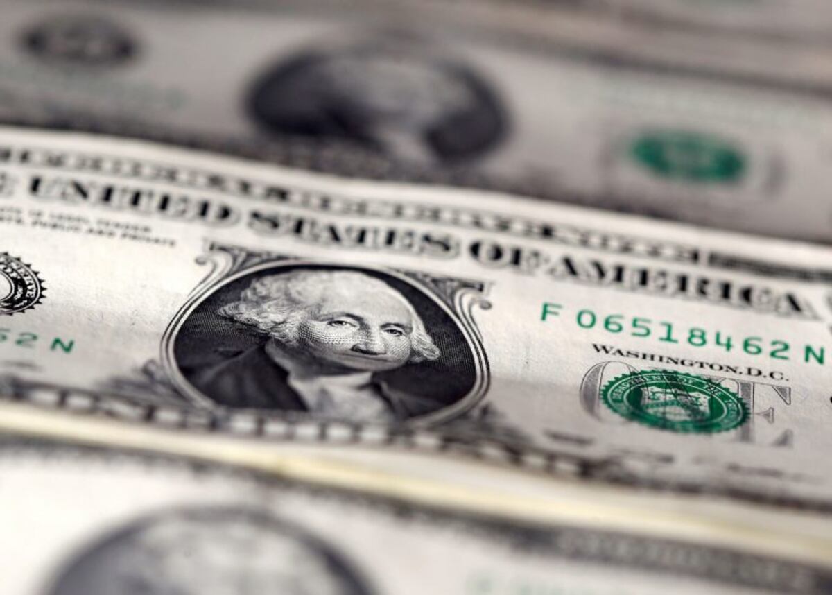 El dólar oficial subió a $82,95 y el contado con liquidación avanza 4,9%, a $164