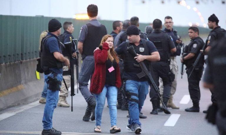 Toma de rehenes en un colectivo en Rio de Janeiro (Foto: O Globo)