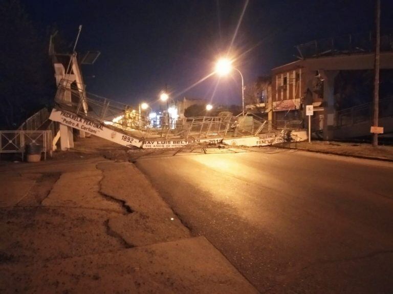 El único puente peatonal que tiene Fray Luis Beltrán sobre la Ruta 11 quedó en el suelo. (Twitter)