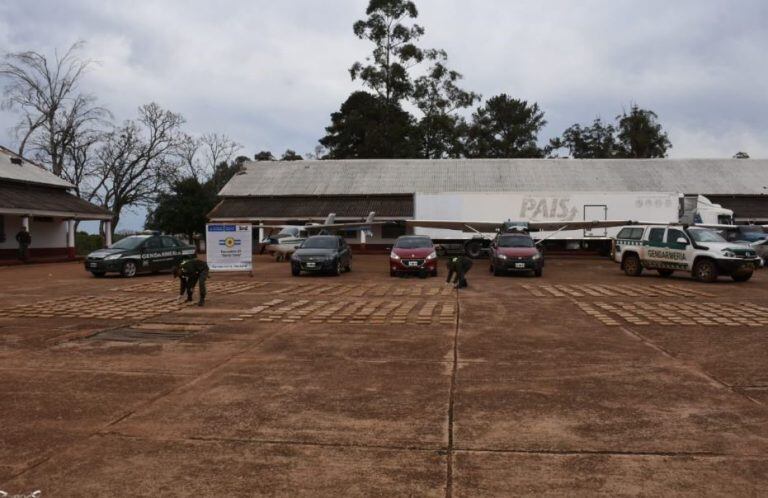 Detuvieron a seis personas y secuestraron más de 500 kilos de marihuana en Virasoro. (Foto: Gendarmería)