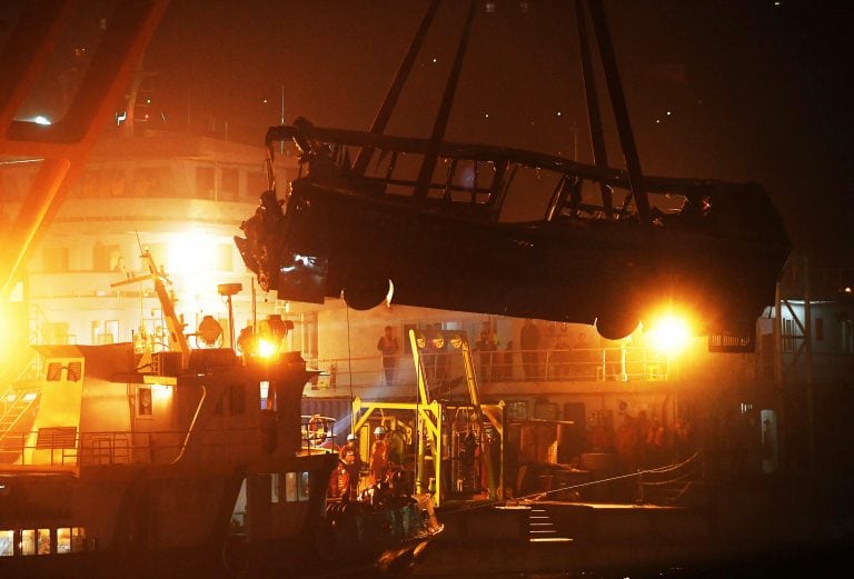 El autobús es sacado del río Yangtze por una grúa flotante. Crédito: Wang Quanchao/Xinhua via AP.