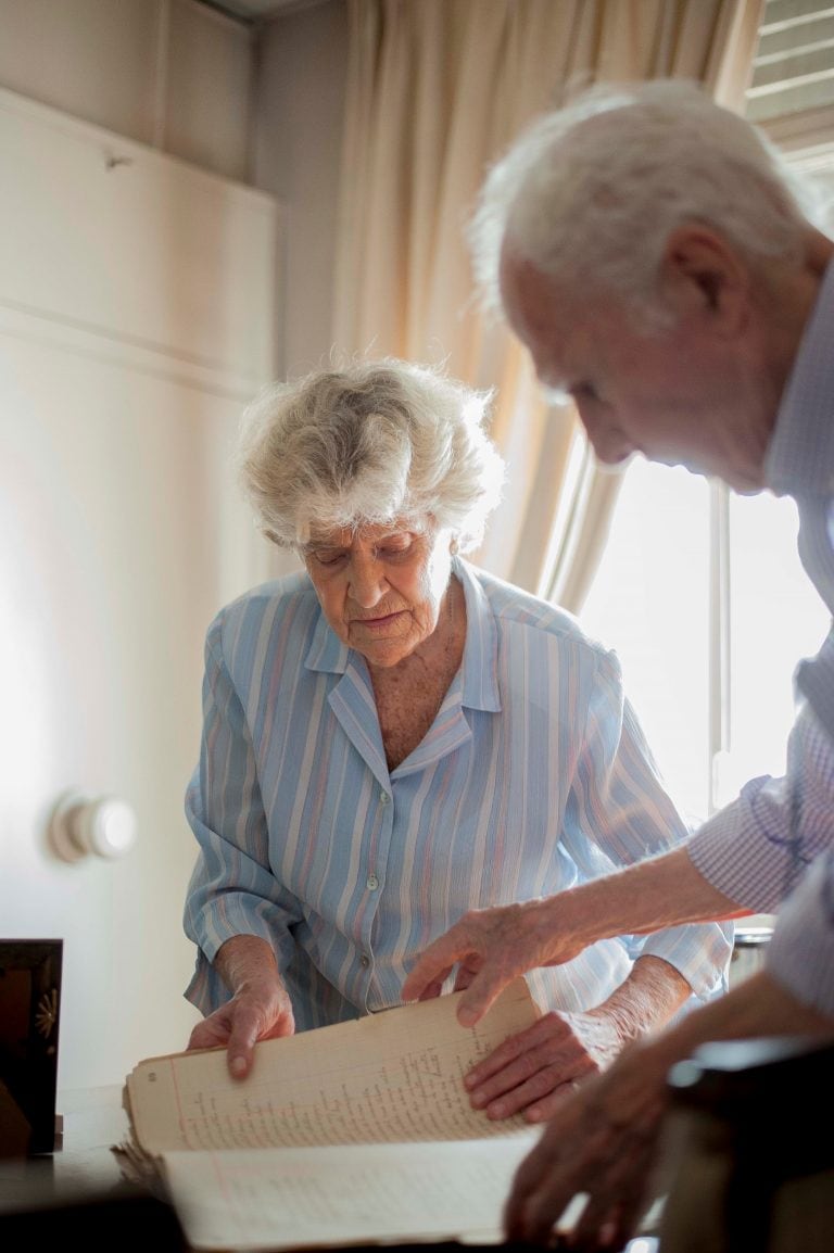 Abel y Esther creen que su abuela pudo haber registrado en su cuaderno el poema en uno de sus tantos pasos por Uruguay, desde donde solía partir a Europa. (Foto Federico Lopez Claro)