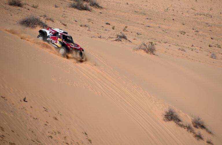 Carlos Sainz y Lucas Cruz, con su buggy del team alemán X-Raid, sobre la arena de la quinta etapa del Dakar 2020.