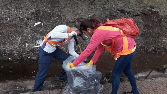 Limpieza en Posadas para impedir la reproducción de vectores de enfermedades. (Prensa Mun. )