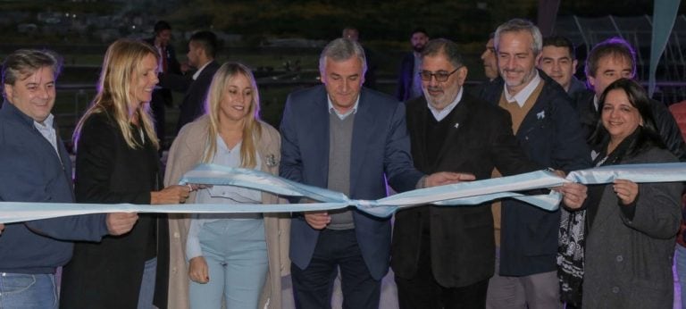 Las autoridades procedieron al corte de cintas para dejar inaugurado el parque "Dr. Manuel Belgrano" y las instalaciones del NIDO construido en el predio.