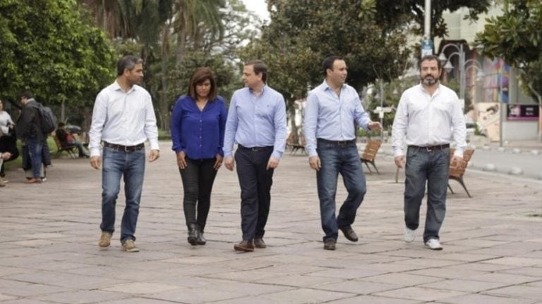 Juan Cardozo, Fernanda Colque, Guillermo Snopek y Juan Martearena, recorriendo la plaza Belgrano, en el centro de la ciudad.