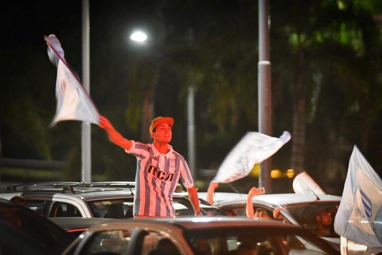 Los hinchas de Racing coparon las calles (Fotos: Federico López Claro)