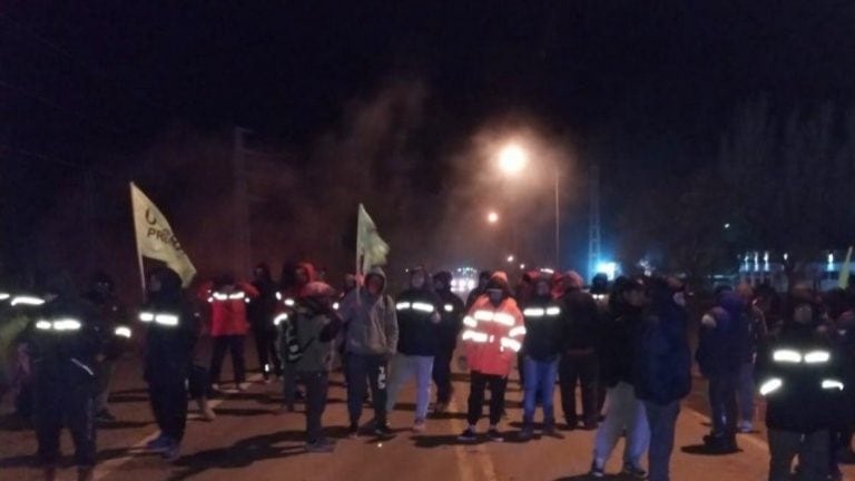 Corte de ruta 22 por desocupados de la Uocra.