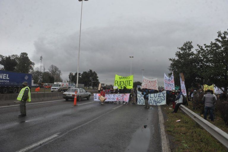 Vecinos cortan la autopista Riccheri en reclamo por falta de luz. (Clarín)