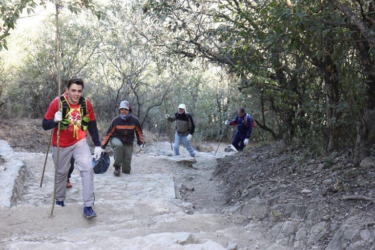 Limpiando el cerro de la Cruz