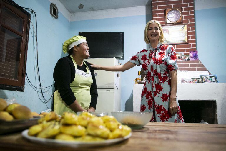 Gestos de cercanía y palabras de aliento pronunció la visitante a la emprendedora palpaleña que la recibió esta mañana. Photographer: Al Drago/Bloomberg