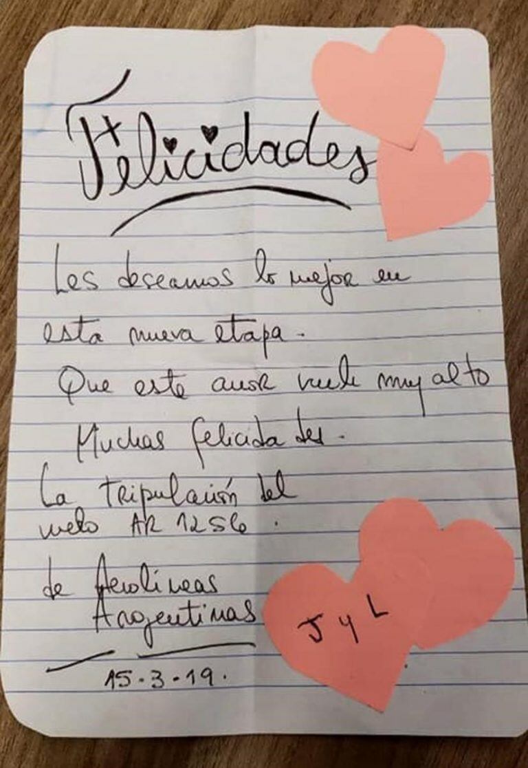 Carta de agradecimiento de la tripulación con la pareja. (Instagram)