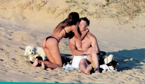 Barby Franco y Fernando Burlando en la playa. (Foto: Revista Paparazzi)