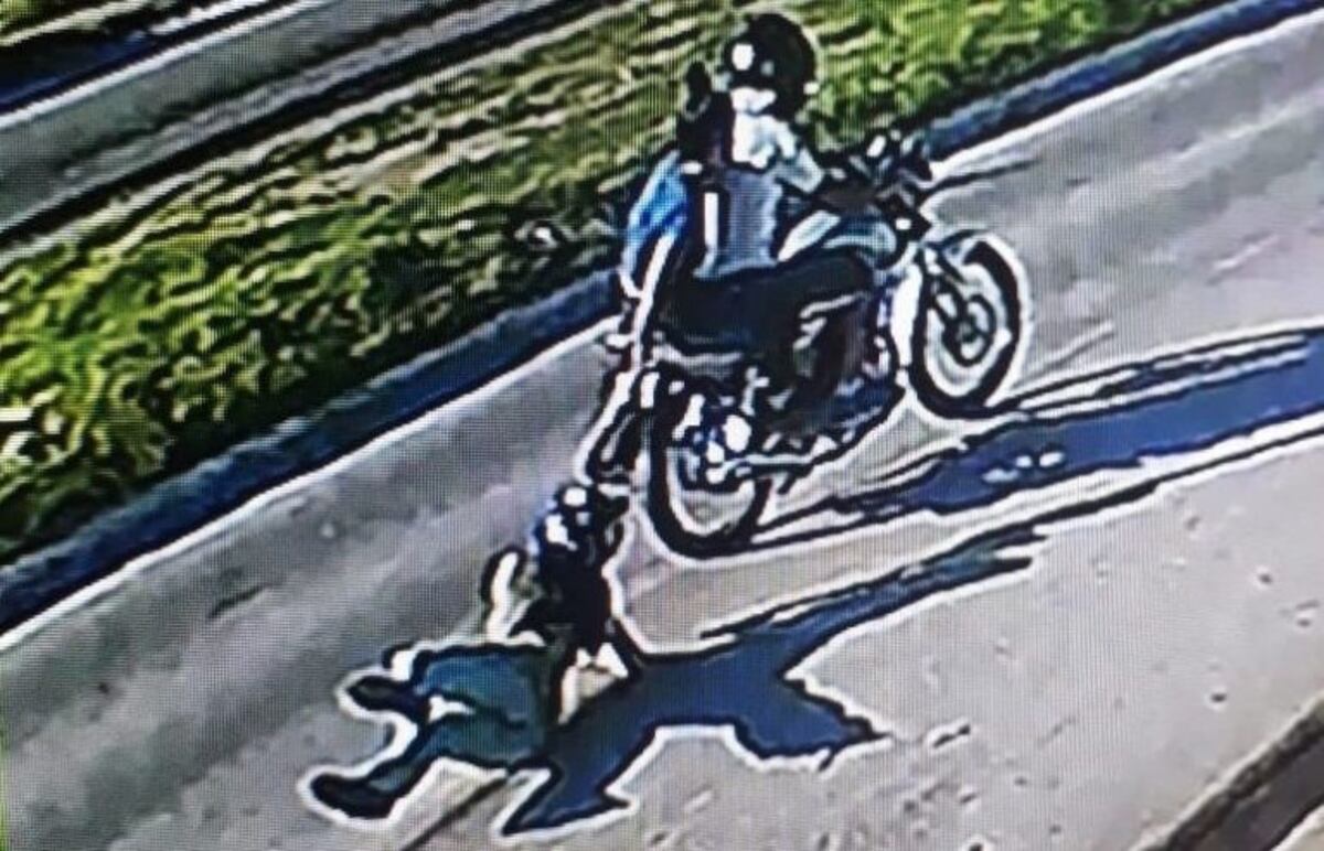 Motochorros arrastraron a una mujer para robarle una cartera que tenía $25