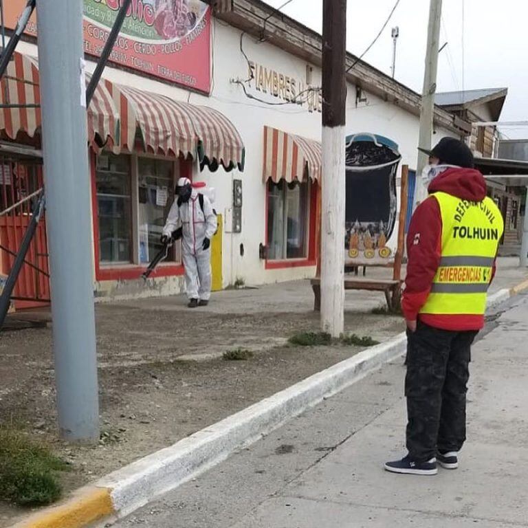 Defensa Civil Tolhuin trabaja desinfectando la ciudad.