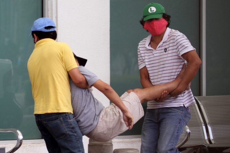 No hay lugar para los muertos en Guayaquil. (AFP)