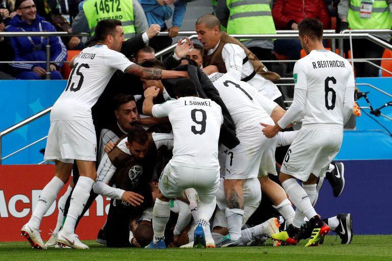 El plantel uruguayo celebra la victoria ante Egipto. EFE/Kiko Huesca