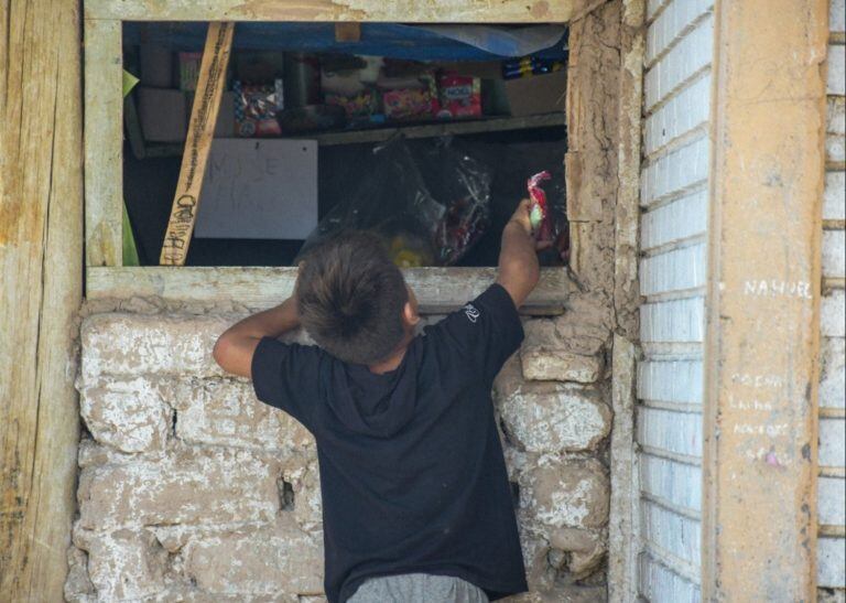 Los vecinos del asentamiento sanjuanino Salvador Tejada viven entre aguas servidas.