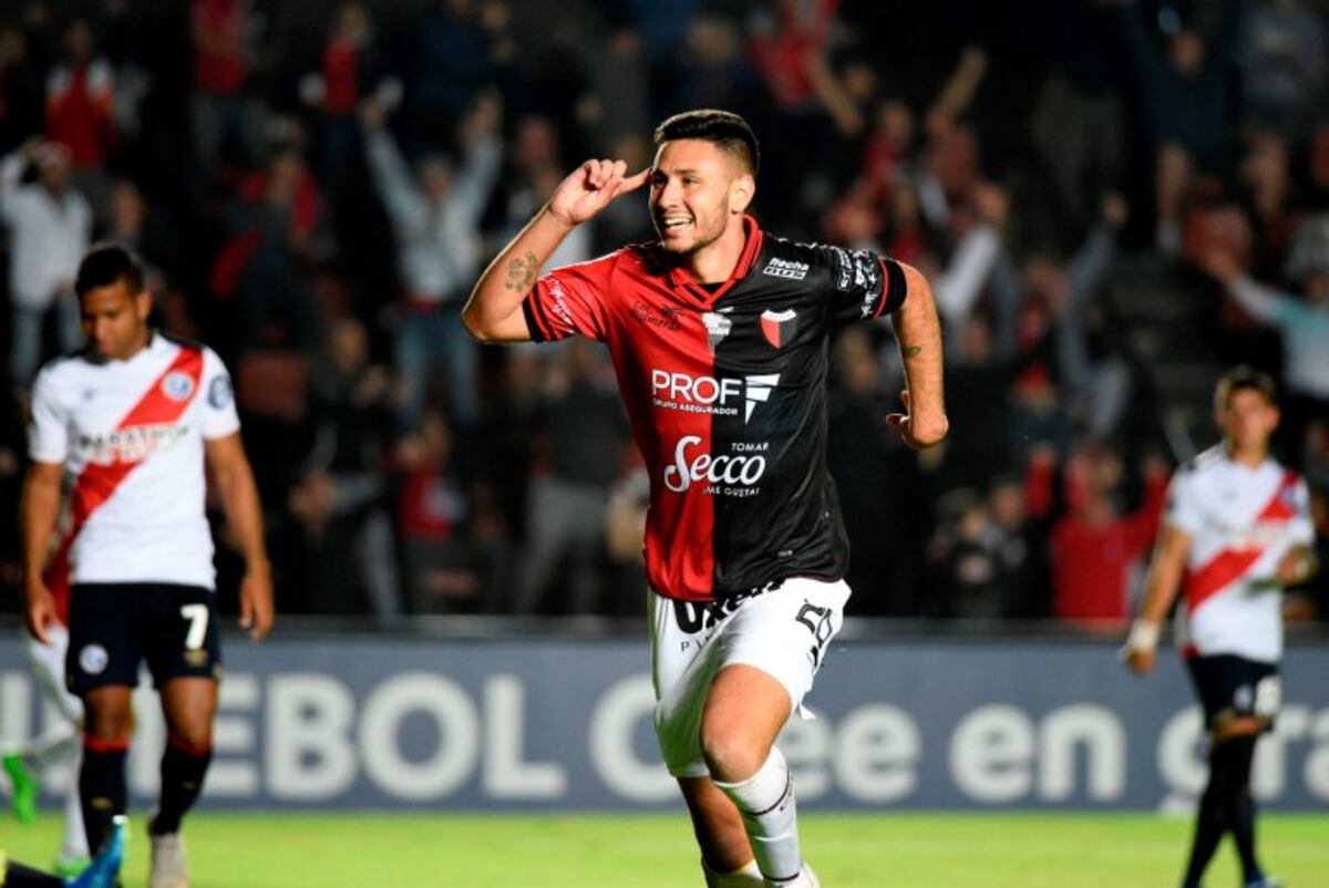 Colón derrotó 2 a 0 a Deportivo Municipal y pasó de ronda en la Sudamericana