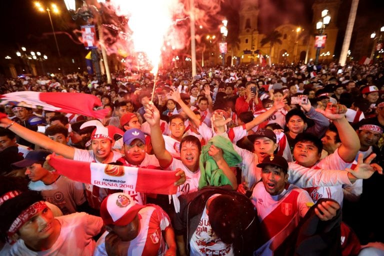 Los festejos peruanos por la clasificación. Foto: EFE/Víctor Gonzáles