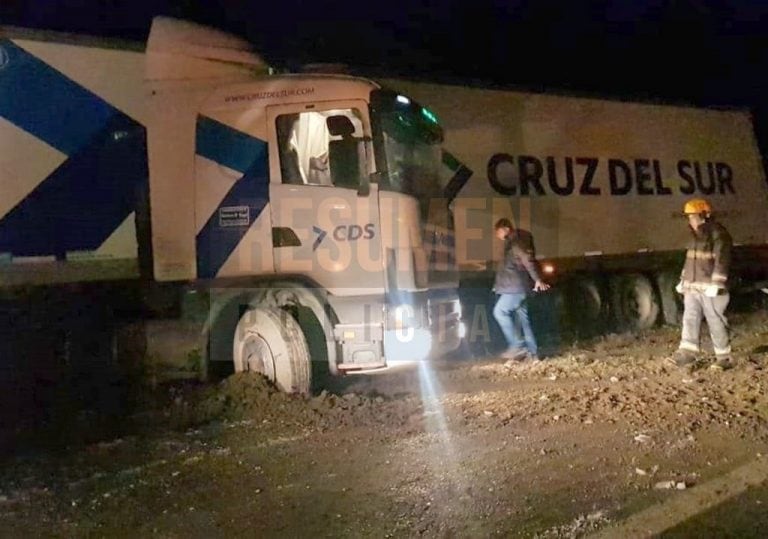 Un camión de transporte pesado despistó en la Ruta Nº3 (Foto: Resumen Policial)