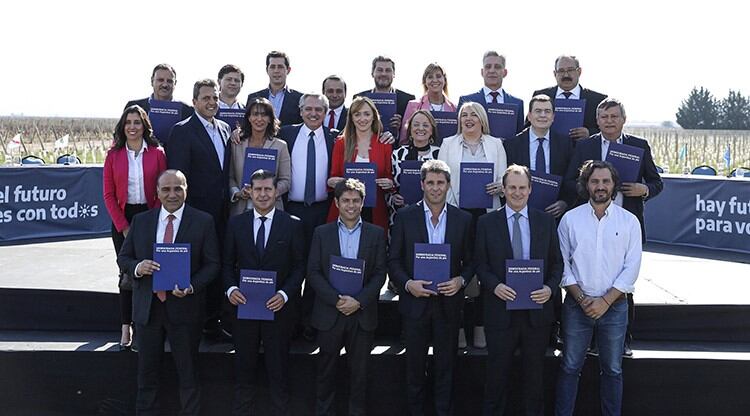 Alberto Fernández y los gobernadores del Frente de Todos en Mendoza.