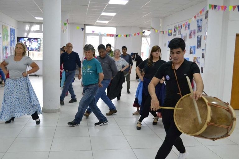 Clases de folclore para adultos mayores y personas de todas las edades.