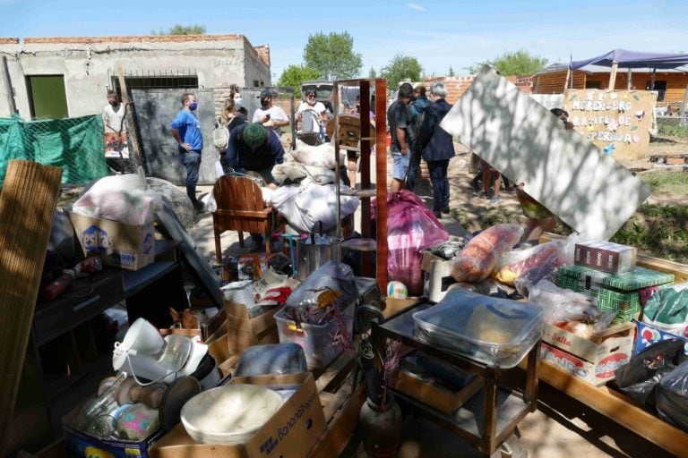 La Policía Bonaerense desaloja un predio ocupado por más de 60 familias en la localidad bonaerense de Escobar. (Clarín)