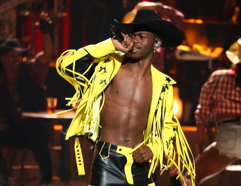 Lil Nas X logró ocho nominaciones, mayormente por "Old Town Road", canción en la que participa Billie Ray Cyrus, padre de Miley Cyrus (Foto: AFP).