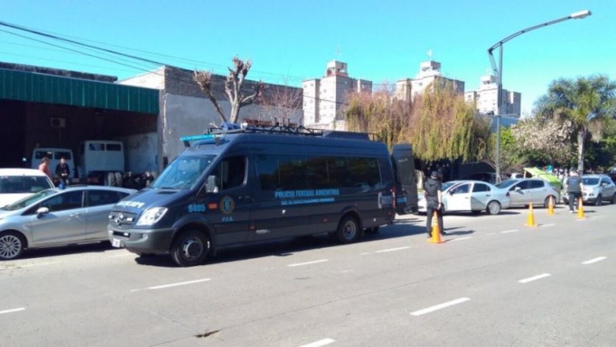 Allanamientos simultáneos en desarmaderos de la ciudad en busca autopartes robadas