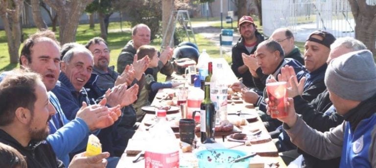 Almuerzo, brindis y fuertes emociones.