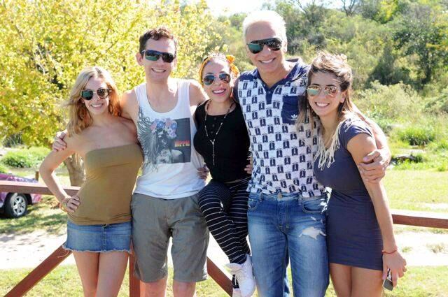 Cinthia Fernández  y Gisela Bernal con Diego Reinhold, Noelia Pompa y  Flavio Mendoza en Satravaganza. 