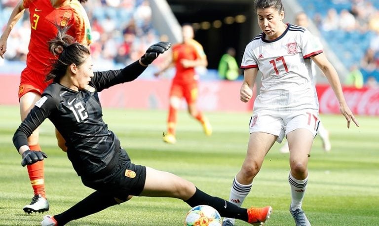 Lucía García intenta desbordar a la arqueraen el España-China del Mundial de Francia (Foto: DEPORTES RFEF)