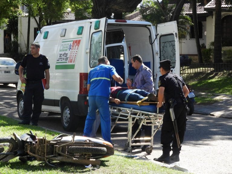 Motociclista casi chocó contra poste de luz por culpa de arrebatador