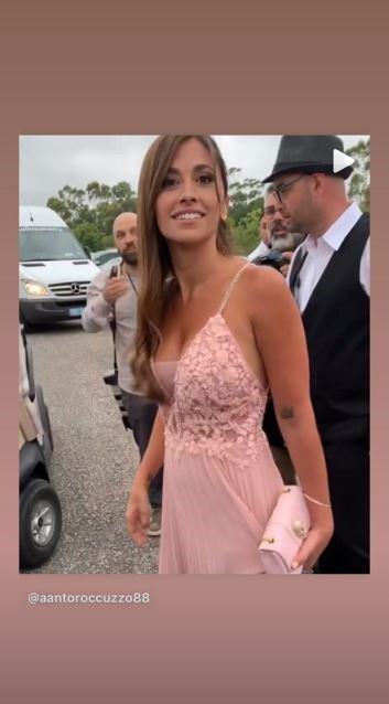 Gracias a su vestido escotado y con transparencias, Antonela Roccuzzo se robó todos los flashes en la nueva boda de Luis Suárez y Sofía Balbi. Instagram/antonelaroccuzzo