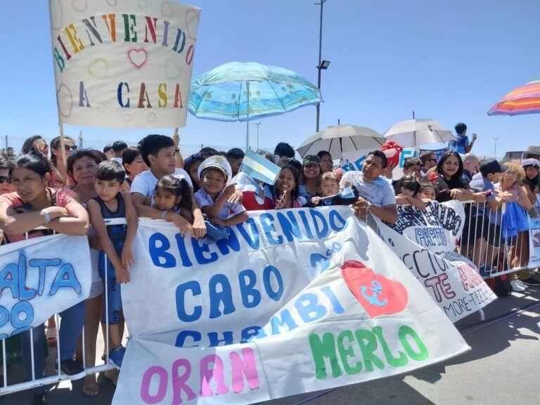 La Fragata Libertad llegó a Mar del Plata y hubo alegría y emoción entre los familiares y amigos. (CIMECO)