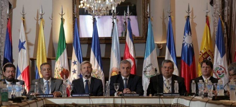 Encabezaron la reunión del BCIE en Jujuy el gobernador Gerardo Morales; el ministro del Interior, Obras Públicas y Vivienda, Rogelio Frigerio; el presidente de la Asamblea de Gobernadores del BCIE, Donald Guerrero; el presidente Ejecutivo del organismo, Dante Mossi; el vicepresidente ejecutivo del Banco, Alejandro Rodríguez Zamora; y el secretario de la Asamblea de Gobernadores del BCIE, Héctor Guzmán.