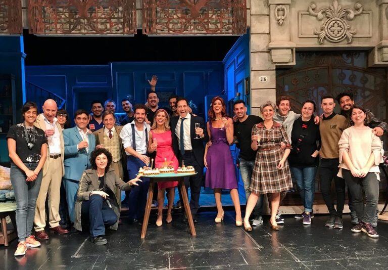 "Departamento de Soltero" cumplió 100 funciones y lo festejaron a lo grande (Foto: Instagram/ holasoylaurita)