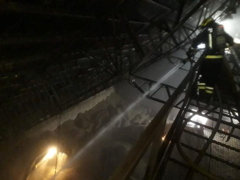 Interior de la celda de maní incendiada, en Alejandro Roca