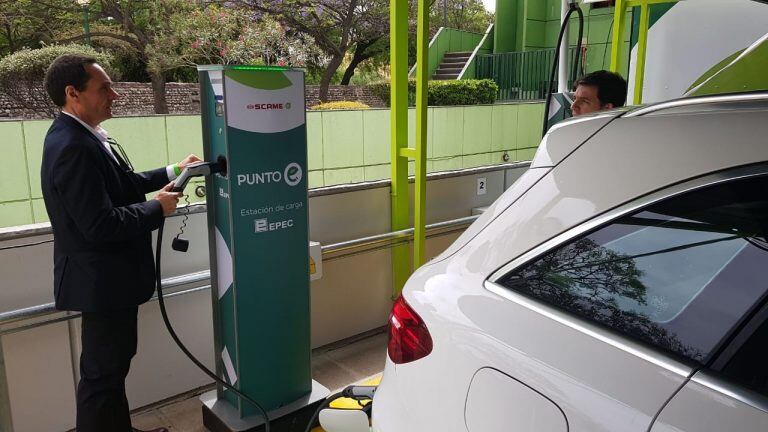 Epec inauguró el primer centro de carga eléctrico para vehículos en Córdoba.