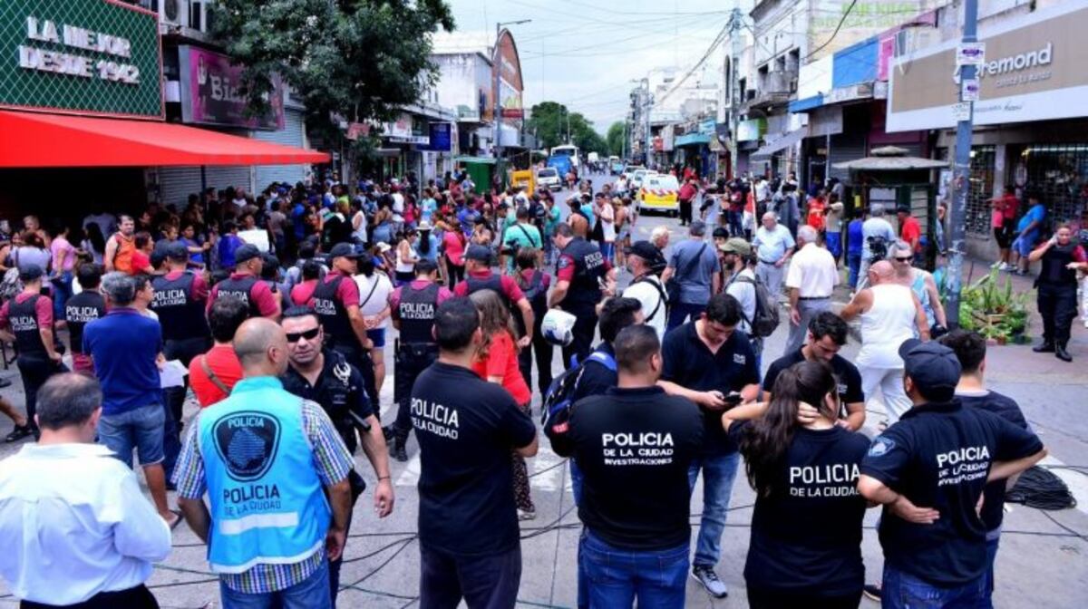 Un grupo de los manteros desalojados de Liniers cortaron la avenida Rivadavia