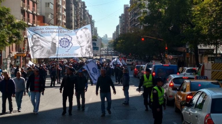 La marcha de los trabajadores de la UOM se lleva a cabo en las primeras horas de este lunes 3 de setiembre.